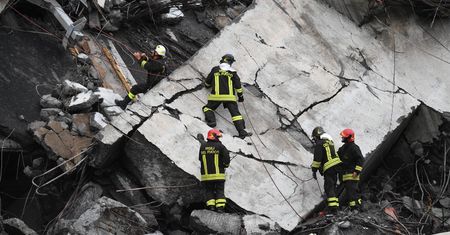 Katastrofa w Genui. Pozostała część wiaduktu może runąć. Służby wciąż szukają ludzi pod gruzami
