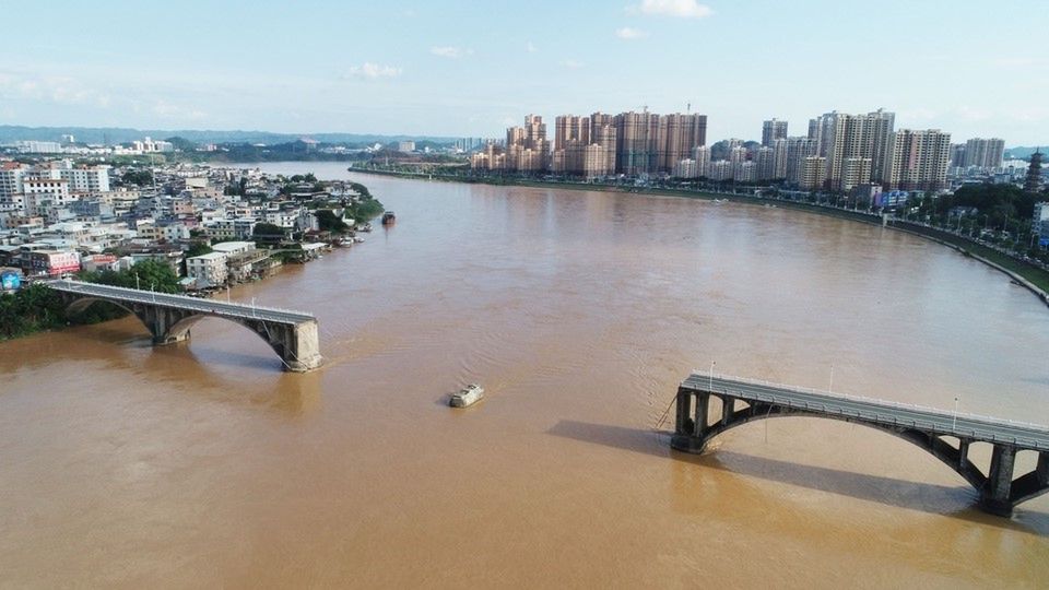 Chiny. Zawalił się most, samochody wpadły do rzeki