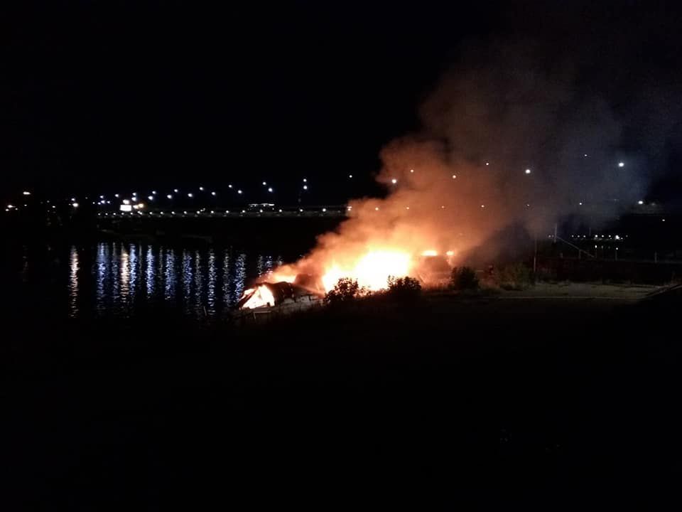 Pożar barki przy Moście Łazienkowskim. Straszyła od zimy