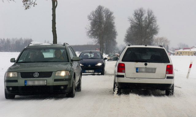 Odszkodowanie za uszkodzenie samochodu na nieodśnieżonej drodze