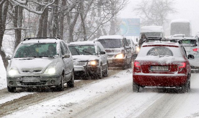 Paliwa nieco tanieją, ale jest drożej niż przed rokiem