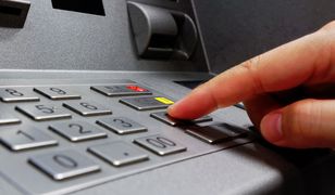 Oszuści znaleźli nowy sposób. Wykorzystują naklejki na bankomatach