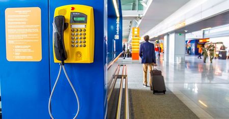 Automaty telefoniczne na Lotnisku Chopina. Na komórki i stacjonarne zadzwonisz za darmo