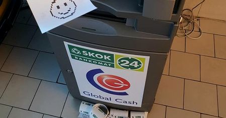 Włożył kartę do bankomatu, ale pieniędzy nie wypłacił. Dostał za to uśmiechniętą buźkę
