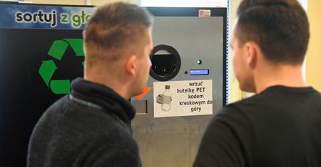 Wrzuć butelkę do automatu. W zamian dostaniesz na bilet
