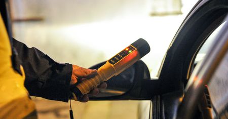 Niepełnosprawny kierowca był kompletnie pijany. Protezę nogi założył na rękę