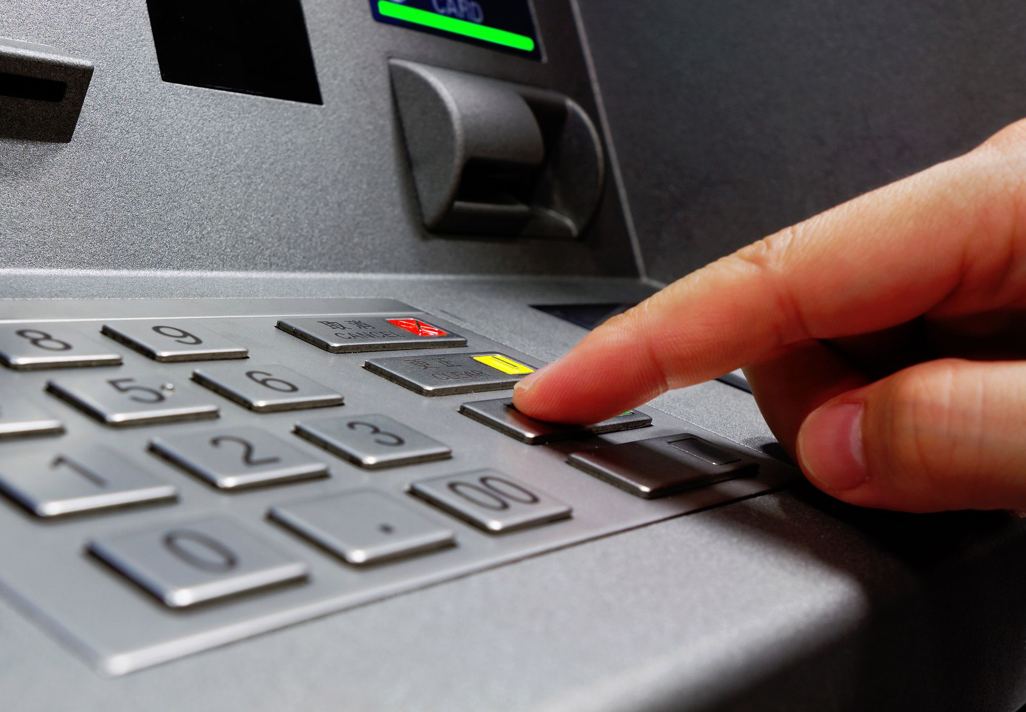 Hasła do bankomatów chronione drzwiami z plastiku. Serwisant o bezpieczeństwie naszych pieniędzy