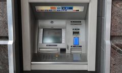 Pieniądze wystawały z bankomatu. Wyciągnęła je i zaniosła na policję