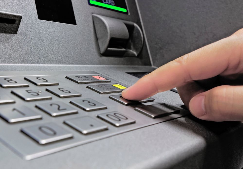 Skimming coraz większym zagrożeniem. Jak rozpoznać niebezpieczny bankomat?