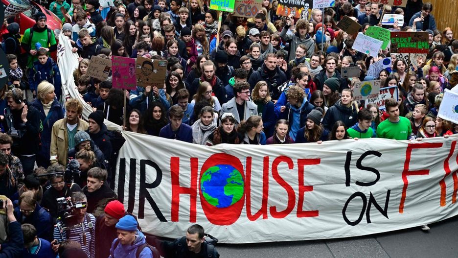 Niemiecka aktywistka klimatyczna Luisa Marie Neubauer razem z Gretą Thunberg na proteście w Berlinie