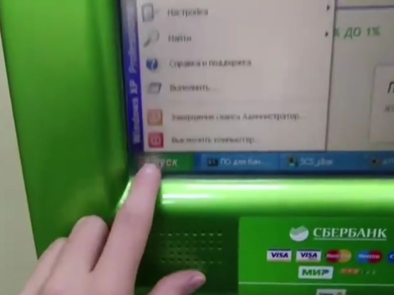 Rosjanin włamuje się do bankomatu. Robi to przerażająco szybko