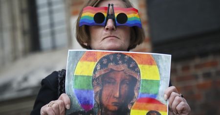 Matka Boska Tęczowa. Nowe znaczenie starych symboli
