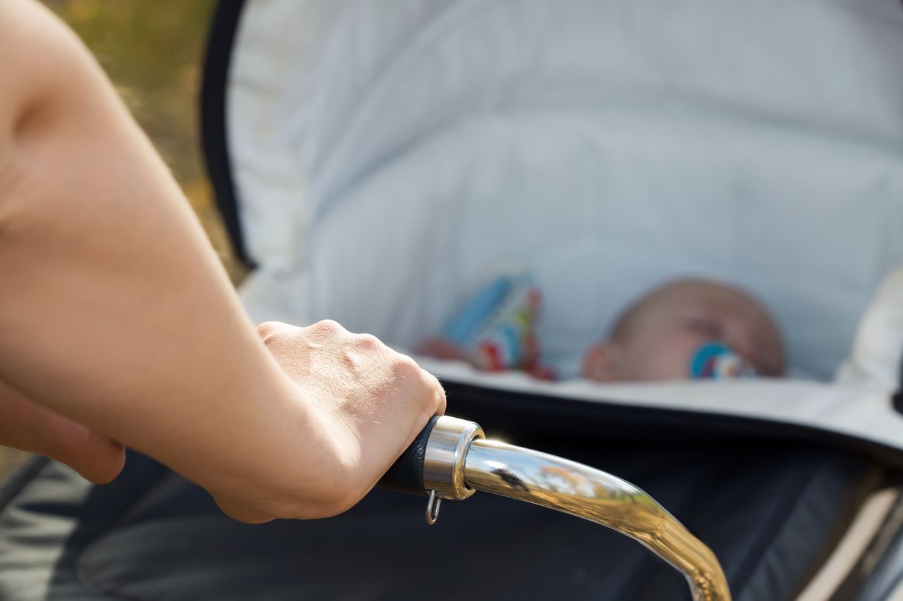 "Zatrudnię samotną z dzieckiem". Nowy trend na rynku pracy