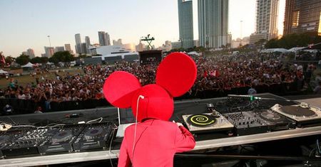Deadmau5, dwa talerze i mikrofon w DJ Hero 2!
