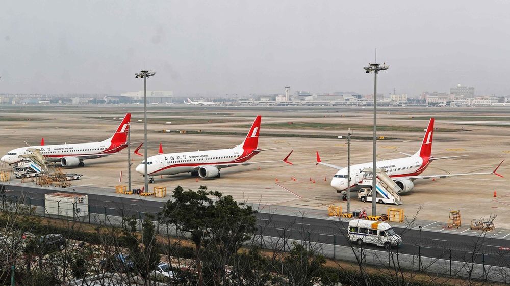 Na zdjęciu uziemione Boeingi 737 MAX 8 należące do chińskich linii Shanghai Airlines. 