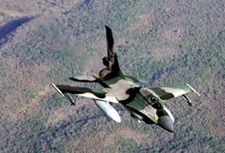 F-16 nadlatuje