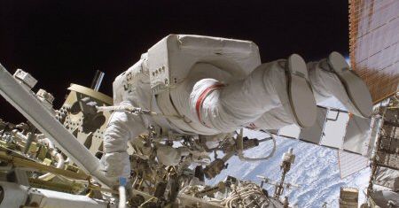 Drugi kosmiczny spacer załogi wahadłowca Discovery