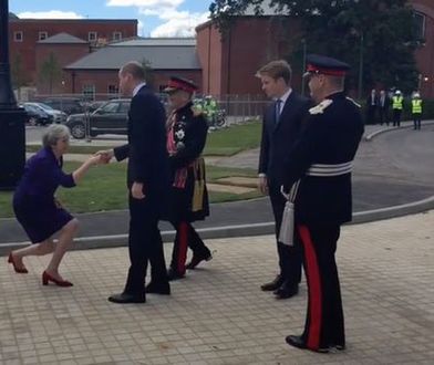 Komiczna sytuacja. Theresa May witająca księcia Williama przypomina Agatę Dudę ze słynnego zdjęcia