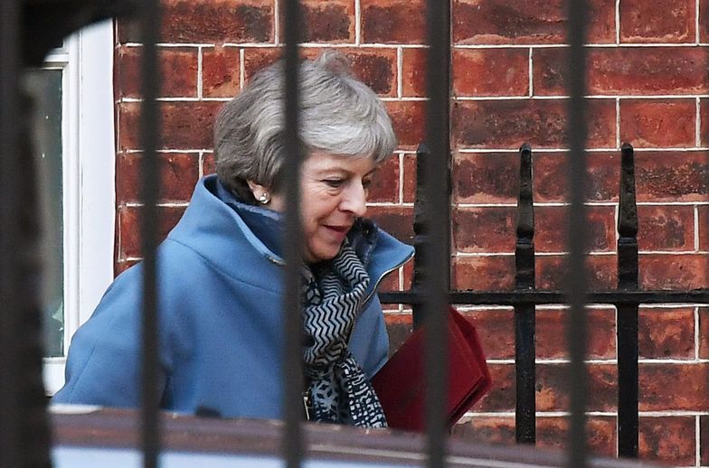 Theresa May w drodze z Downing Street do parlamentu 8 stycznia 2018 r.