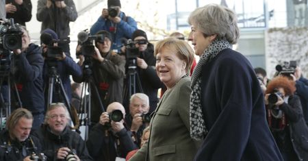 Brexit. Premier May chce przesunięcia daty. Spotkała się z Merkel i Macronem