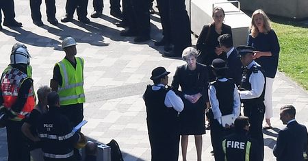 Ze spotkania z mieszkańcami Londynu Theresa May musiała zostać odprowadzona w eskorcie