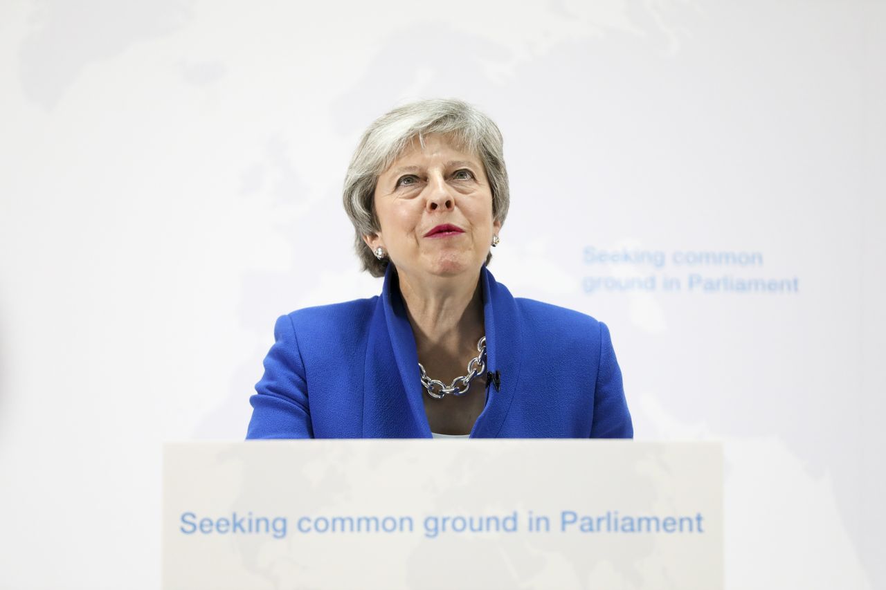 Theresa May próbowała rozwiązać problem brexitu. Jest jeszcze gorzej