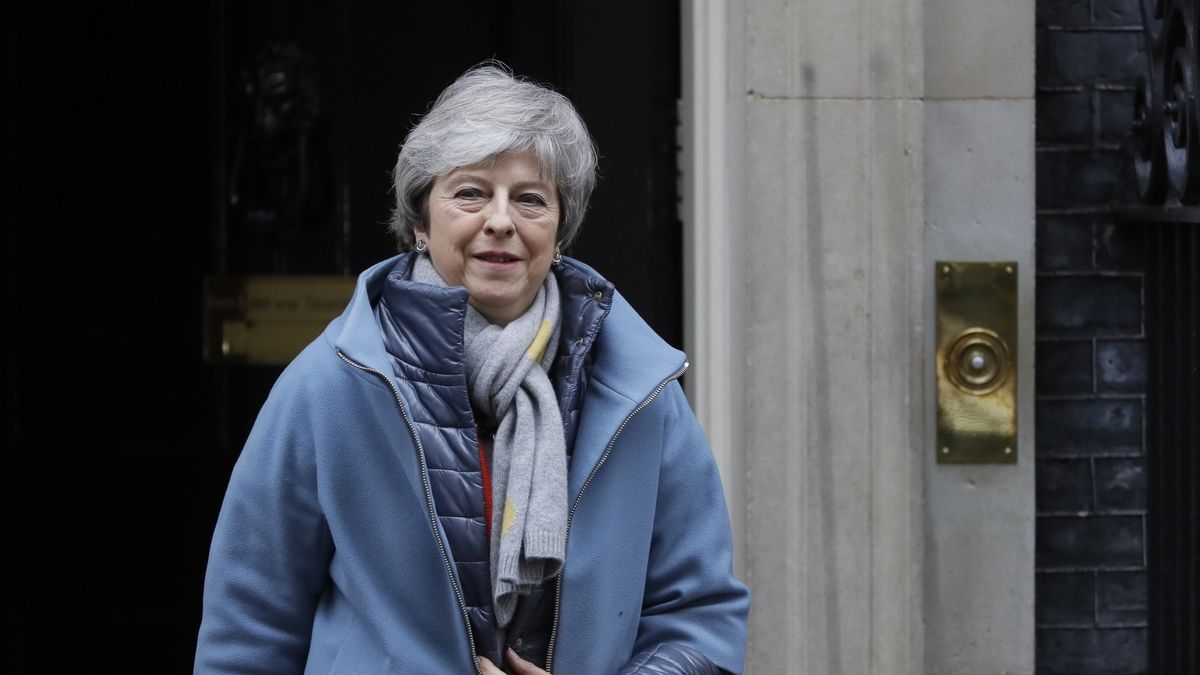 Funt traci przez brak poparcia dla premier May