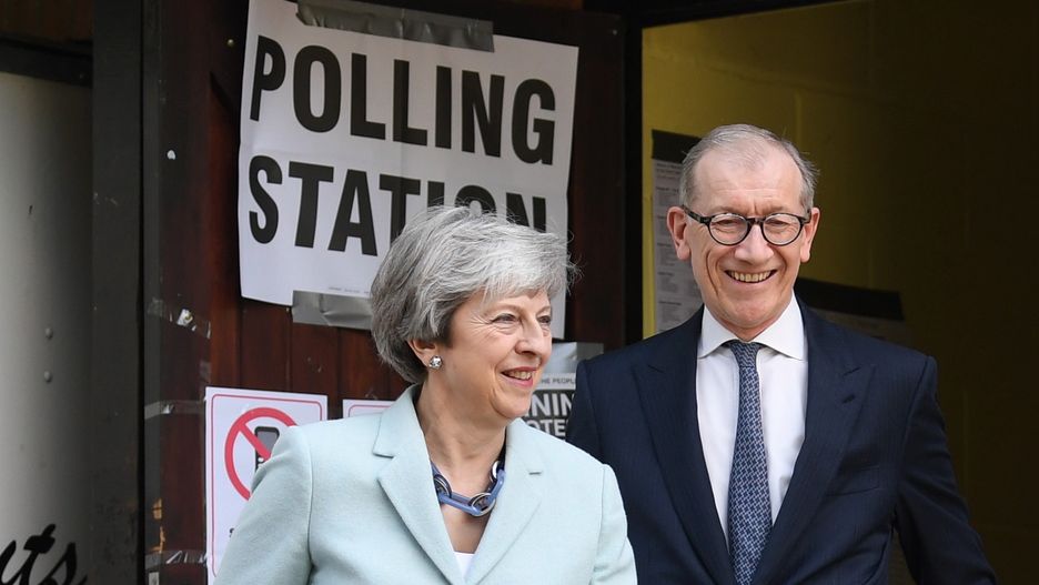 Theresa May i jej mąż przed lokalem wyborczym. Dobra mina do złej gry