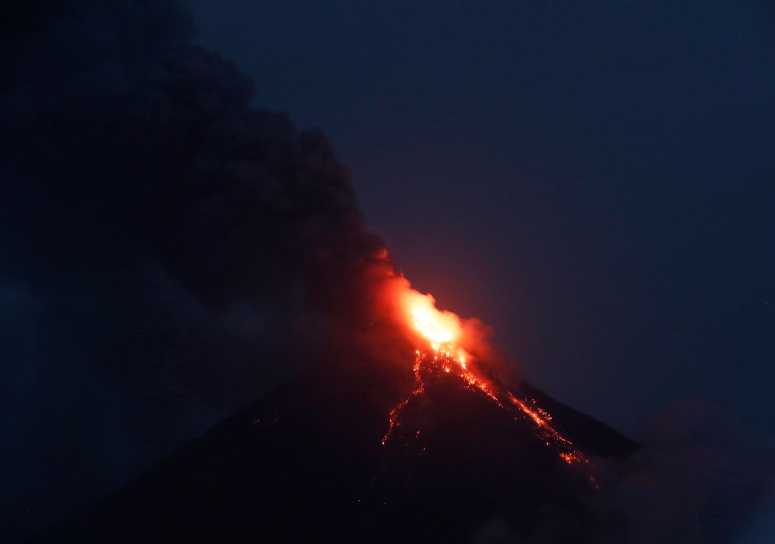 Potężna erupcja wulkanu. Kilometry potoków lawy