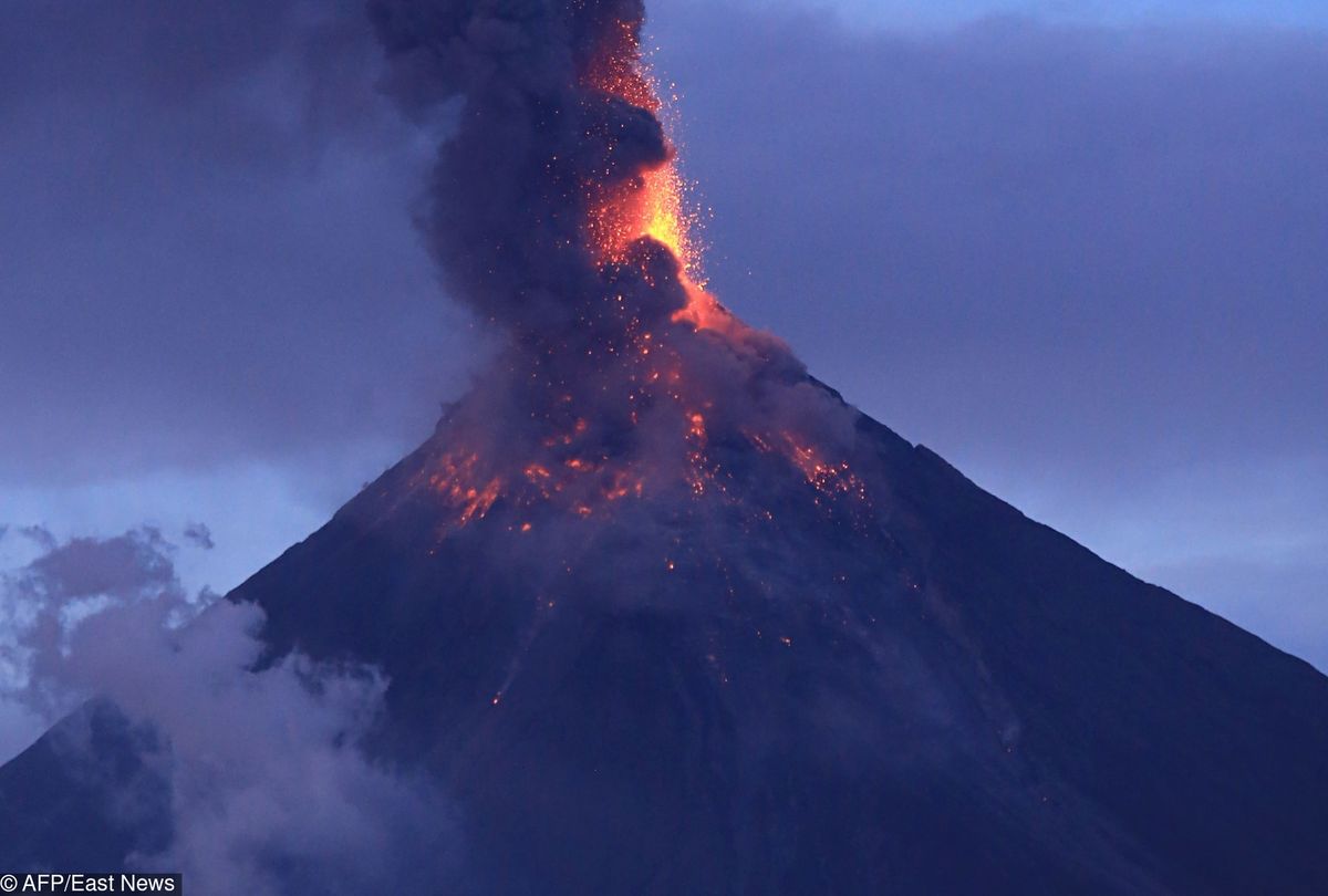Trwa erupcja wulkanu Mayon. Tysiące ewakuowanych