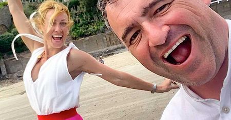 Mąż Anny Kalczyńskiej wzrokiem pożerał jej piersi na sopockiej plaży! Para nie powstrzymała namiętności! Zdjęcie podbija sieć