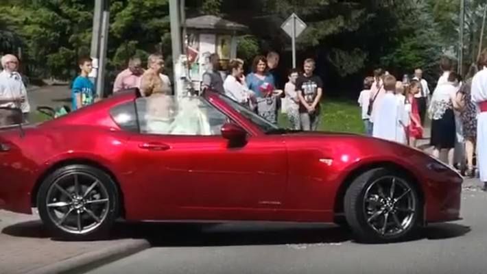 Proboszcz na procesji Bożego Ciała w czerwonym cabrio. Tłumaczy, że nie mógł chodzić, ale czy nie było alternatywy dla sportowego samochodu, który odwracał uwagę od istoty święta?