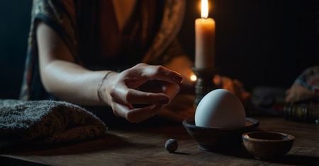 “Wróżka” leczyła chorobę… i zniknęła z oszczędnościami seniora!