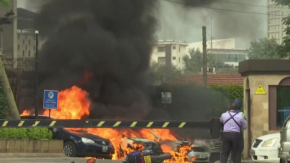Samochody w ogniu i słup dymu - hotel Dustit w Nairobi został zaatakowany