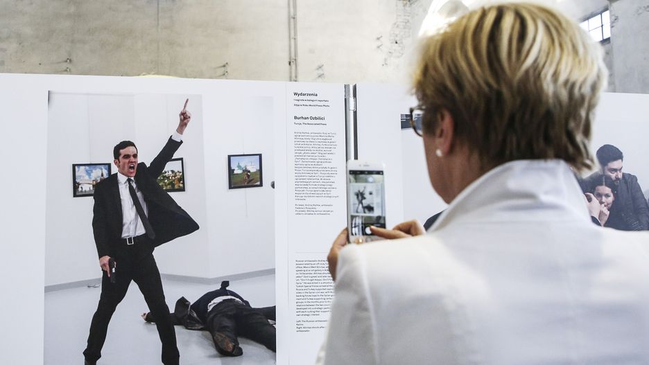 Chorzów, maj 2017, wernisaż wystawy World Press Photo 2017. W tle nagrodzona fotografia Burhana Ozbilici. Zamachowiec Mevlut Mert Altintas śmiertelnie postrzelił podczas wernisażu w galerii sztuki w Ankarze ambasadora Rosji w Turcji.