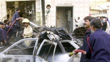 Strażacy dogaszają samochód pułapkę