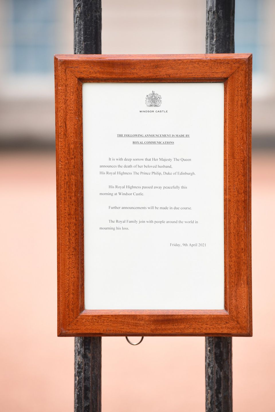 Informacja o śmierci księcia Filipa przed pałacem Buckingham