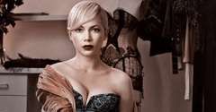 Michelle Williams w podartych pończochach