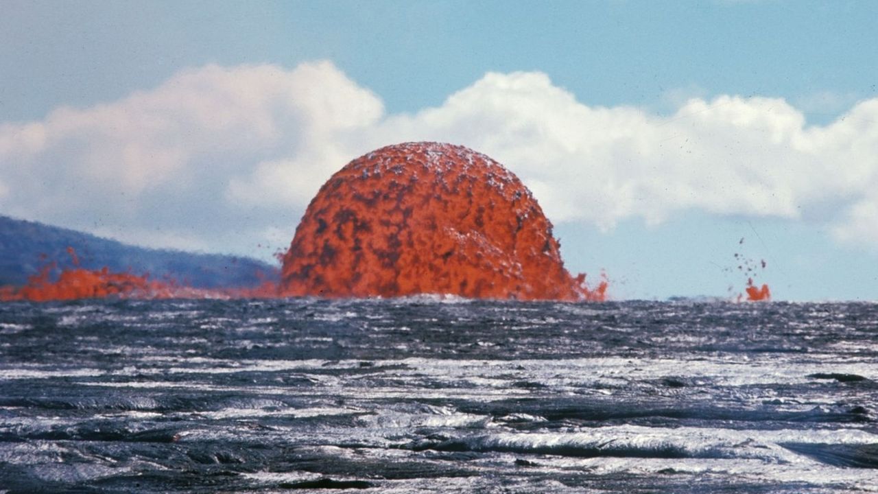 Zdjęcie ogromnej bańki magmy na oceanie obiega internet. Ma ponad 20 metrów średnicy