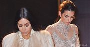 Ogromne futro Kim Kardashian, a pod nim... widać wszystko! Ryzykownie! Za to Kendall Jenner jak milion dolarów