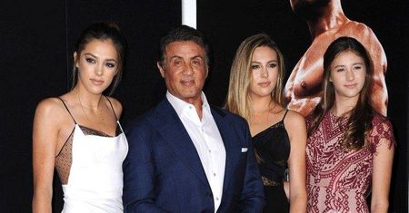 Sylvester Stallone musi być dumnym ojcem! Miss Złotych Globów w tym roku została nie jedna, a... TRZY jego córki! Ładne? [ZDJĘCIA]