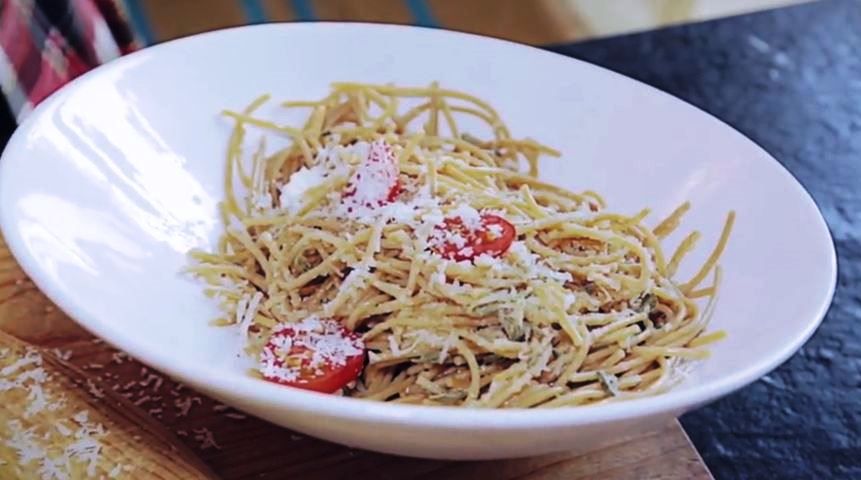 Makaron z sosem szałwiowym i pomidorkami cherry