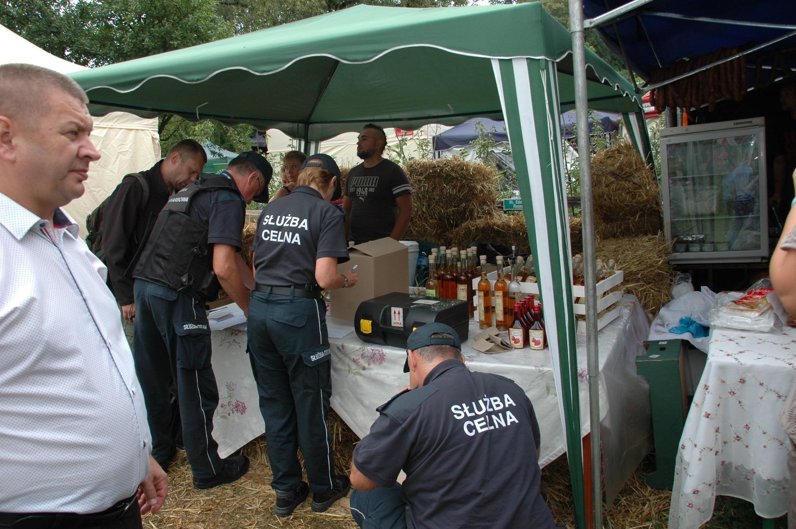 Funkcjonariusze KAS zarekwirowali 190 l alkoholu i wlepili 18 mandatów na kwotę 4 tys. zł