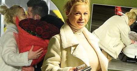 Paula Tumala z córkami i partnerem wychodzą ze szpitala. Nie obyło się bez romantycznej niespodzianki