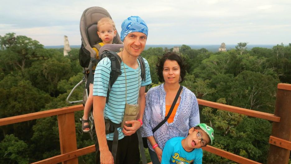 Agnieszka Sawicka wraz z mężem Adamem podróżuje z dwoma kilkuletnimi synkami: Bartkiem i Antosiem