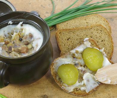 Tradycyjny smalec z cebulką, jabłkiem i majerankiem