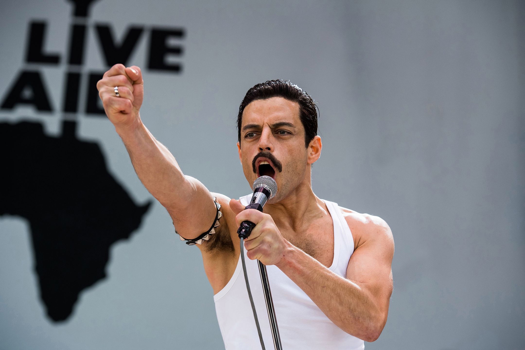 DF-02815_r – Rami Malek stars as Freddie Mercury in Twentieth Century Fox’s BOHEMIAN RHAPSODY. Photo Credit: Alex Bailey. 
