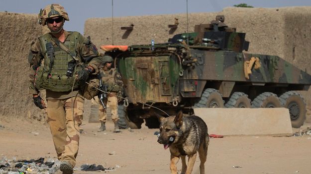 Francuski żołnierz patroluje teren miasta Gao podczas interwencji w 2013 r.