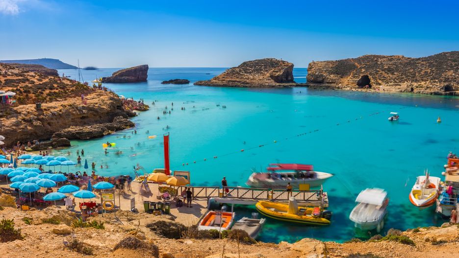 Punktem obowiązkowym podczas pobytu na Malcie jest wycieczka statkiem do Błękitnej Laguny na Comino