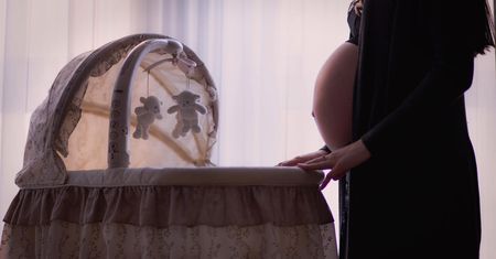 "Mama" bez lukru i pudru. Autorka głośnej "Biurwy" odważnie opisuje macierzyństwo